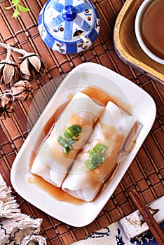 Steamed rice rolls with fresh prawn filling