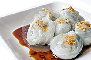 Steamed rice-skin dumplings