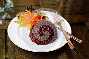 Steamed riceberry rice on a plate photo
