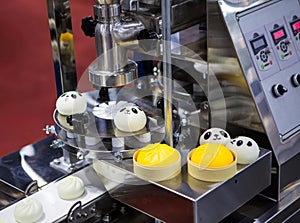 Steamed stuff bun making machine