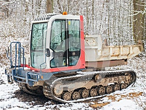 With a steel body for transporting stones, soil or sand over difficult terrain