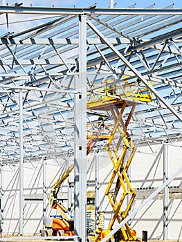 Steel frame structure assembly using self propelled scissor lift platform and articulating boom lift