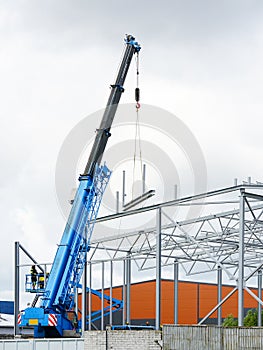 Steel frame structure assembly using telescopic boom crane and self propelled articulating boom lift
