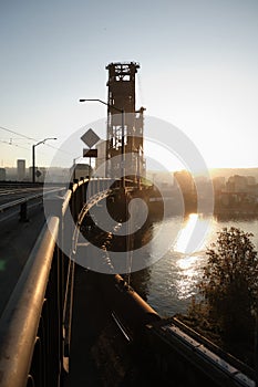 Acero un ascensor puente través de un rio la ciudad 