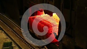 The steel plant for casting of molten metal into molds