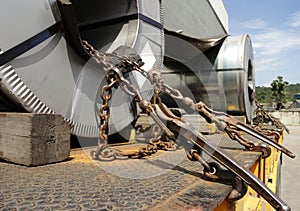 Steel Roll Tie Chain Mechanism on Trailer Truck