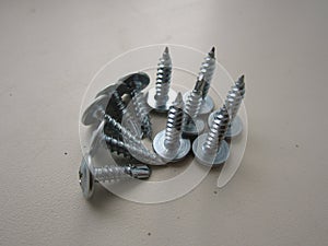 Steel screws for mounting parts