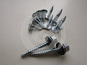 Steel screws for mounting parts