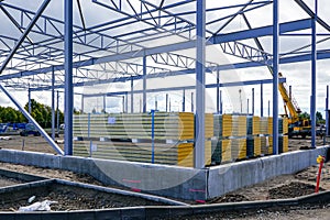 Steel structure framework and stacks of sandwich panels for the facade covering of a new warehouse
