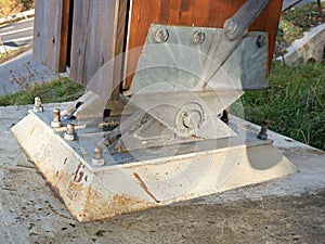 Steel tie joint with beam and anchored into concrete