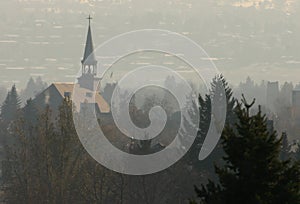 Torre de la iglesia en niebla 