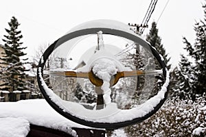 Volant pokrytý v sneh 