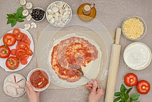 Step by step cooking homemade pizza, step 4 - spread the tomato sauce on the dough