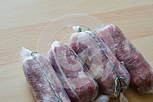Fare un passo secondo fare un passo preparazione da domestico carne macinata prosciutto. fare un passo 13 quattro pergamene crudo prosciutto confezionato foglio un legato corda. pronto 