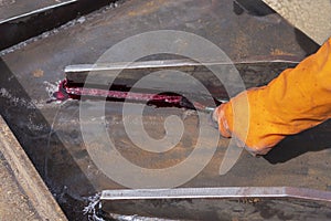 Step to use brush apply Liquid Penetrant into the welded for Non-Destructive Testing& x28;NDT& x29; with process Penetrant Testing