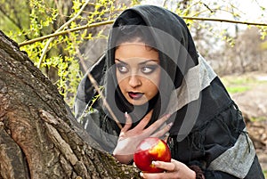 Stepmother casts a spell over the apple