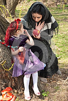 Stepmother gives poisoned apple to snow white