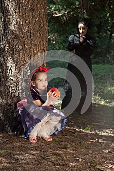 Stepmother gives poisoned apple to snow white