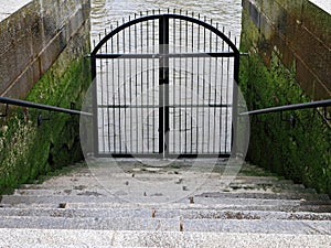 Steps down to Thames