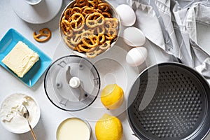 Steps for making a simple lemon tart with crackers and creme filling.