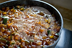 The steps for making winter melon tea, the winter melon grains and brown sugar are boiled in a pot