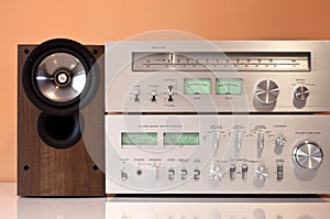 Stereo amplifier, radio tuner, loudspeakers