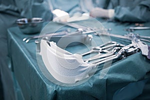 Alguno estéril quirúrgico dispositivos Ellos son sobre el mesa durante operaciones 