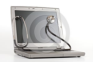 Estetoscopio sobre el computadora portátil 
