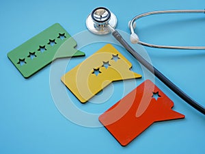 Stethoscope and plates with stars as symbol of patient experience assessment.