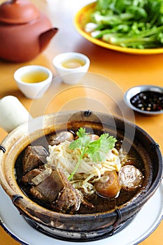 Stew of pork and herbal soup