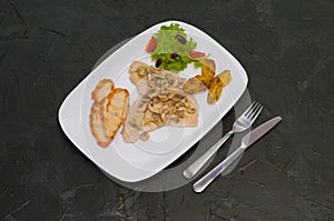 In umido funghi filetto insalata fritto patate un crostini sul Caldo grigio. gustoso tradizionale Italiano pasto 