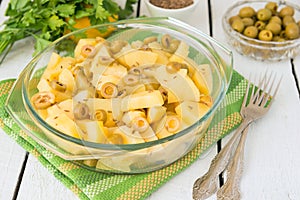 Stewed potatoes with green olives