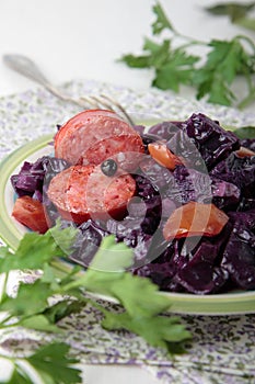 Stewed red cabbage with fried sausage