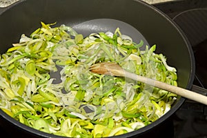 Stewing leek slices