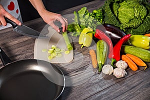 Stewing leek slices in a frying pan