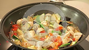 Stewing vegetables in a wok