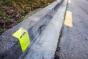 A sticker on the curb of a street warns that a car has been withdrawn and fined by a tow truck for being improperly parked