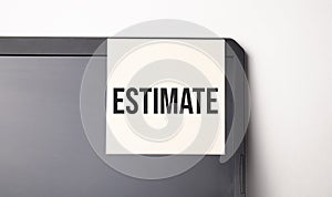 Sticky note on the computer. Text estimate