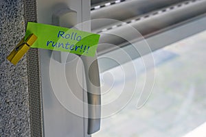 Sticky note in German with the prompt `Rollo down` as a reminder photo