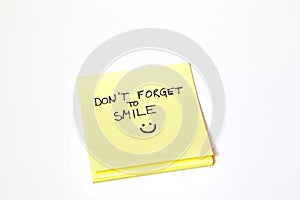 Sticky note post-it, don't forget to smile, isolated