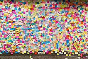 Sticky post-it notes in NYC subway station