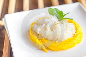 Sticky rice with fresh mango