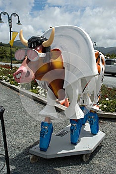Stilish elvis cow garden sculpture