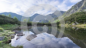 Stále alpské pleso odrážející okolní hory a prostředí, Slovensko, Evropa