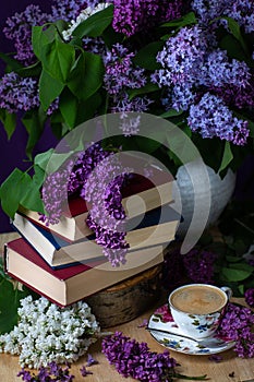 Stillleben Bücher kaffee a Flieder dunkel Schlüssel. frühling 