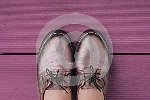 Ancora in vita in colore viola elegante di cuoio delle donne scarpe con lacci viola di tavola di legno.