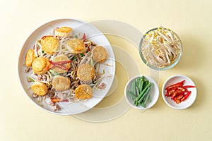 stir-fried bean sprout, egg tofu and minced pork