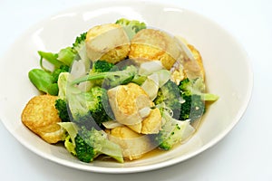 Stir-fried broccoli and deep-fried Egg-Tofu