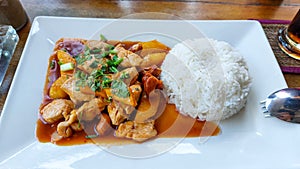 Stir-fried chicken with cashew nuts