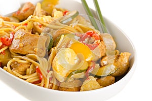 Stir-fried chinese noodles with chicken, cauliflower, pepper and